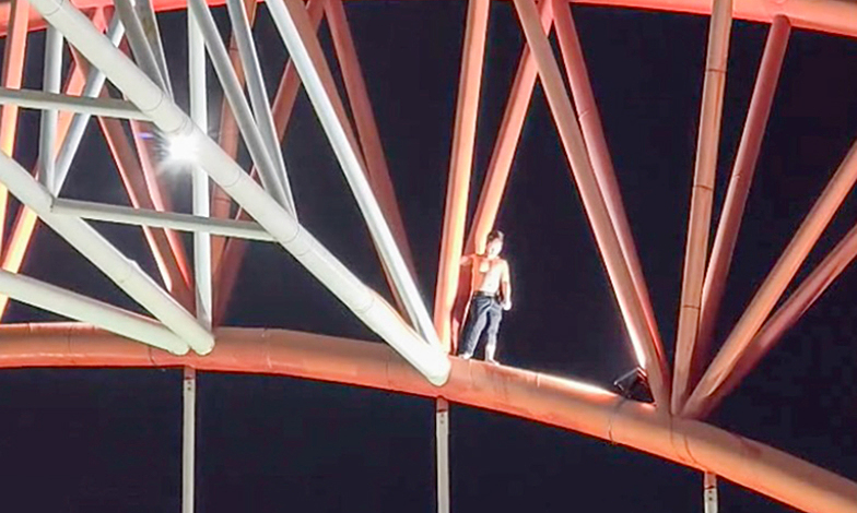 Man climbs 26 m high co may bridge arch, vung tau gateway jammed