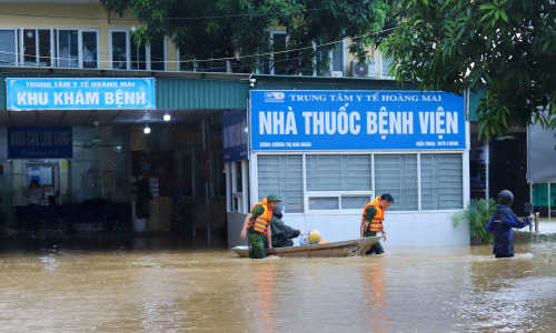 Hoang Mai medical center evacuates patients, maintains normal operations during floods