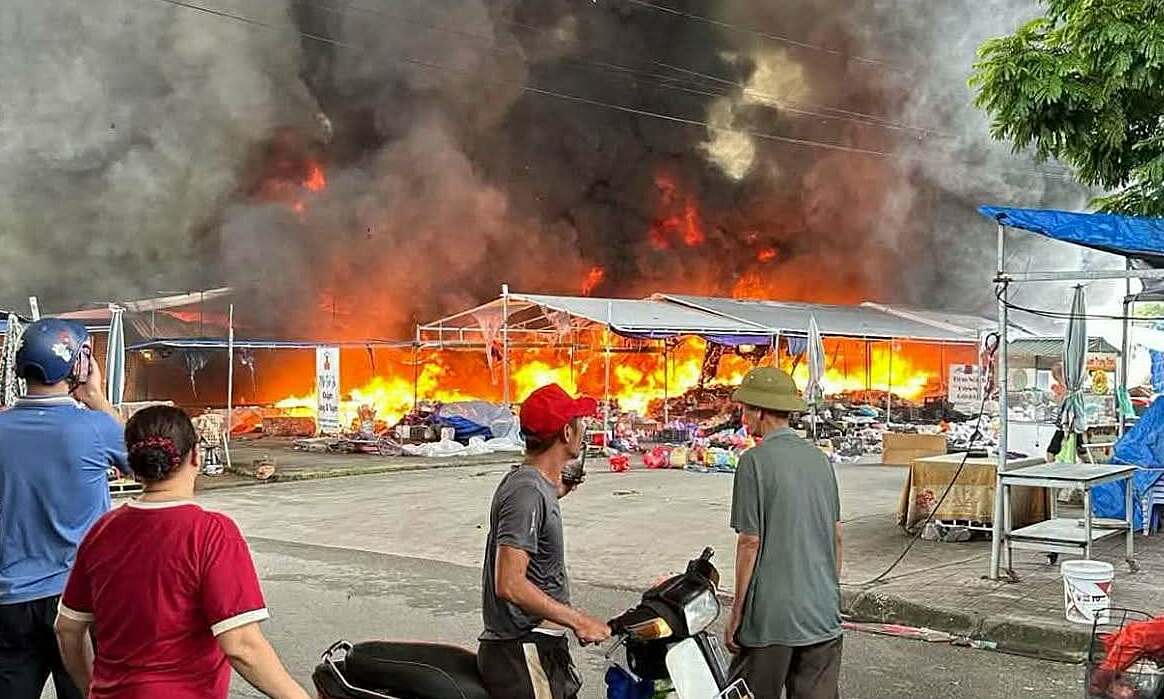 Major fire erupts at Kim Son market
