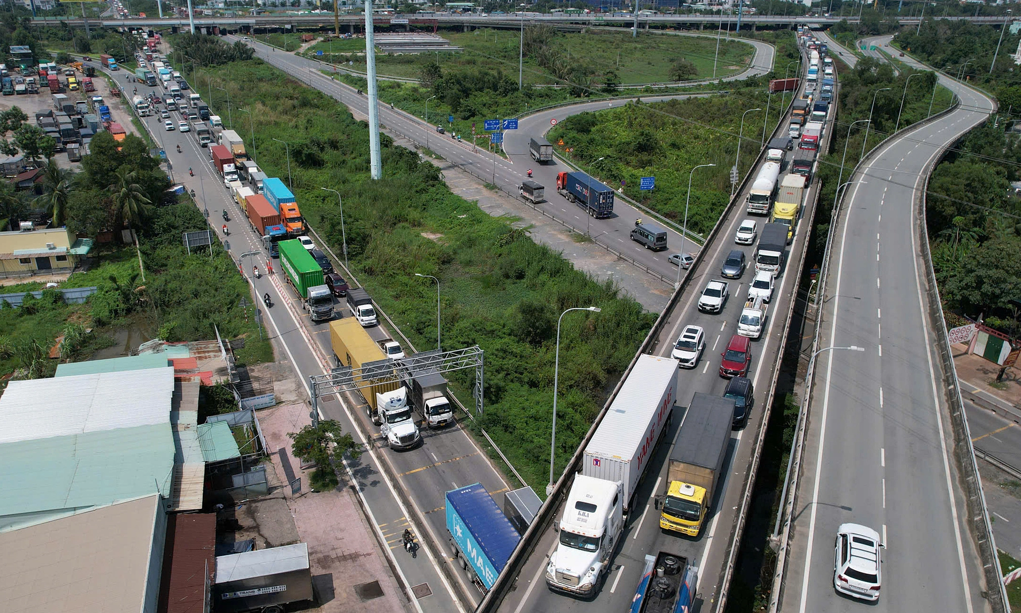 Traffic jam over 5 km at Ho Chi Minh City's eastern gateway