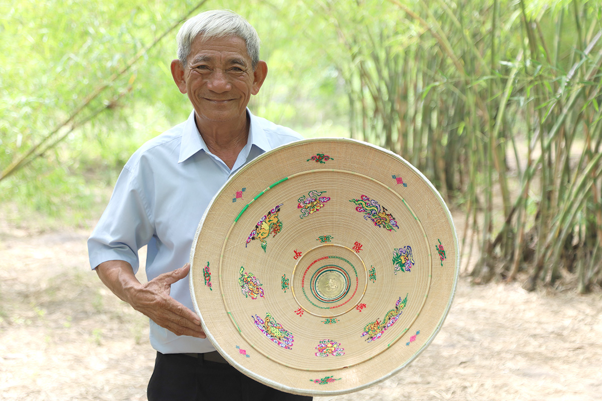 Artisan keeps Phu Gia horse hat craft for over 60 years