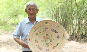 Artisan keeps Phu Gia horse hat craft for over 60 years