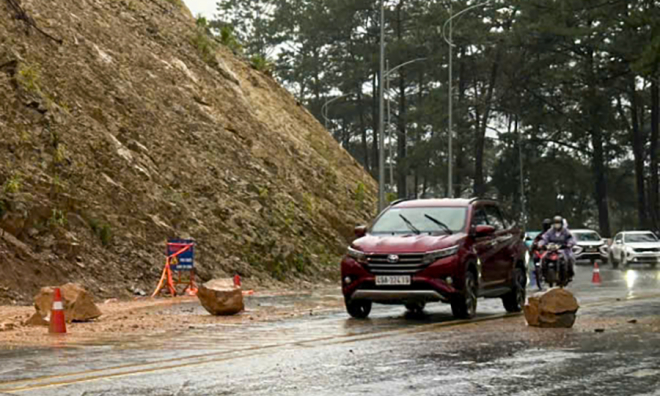 Rocks fall onto Prenn Pass road, Da Lat's gateway
