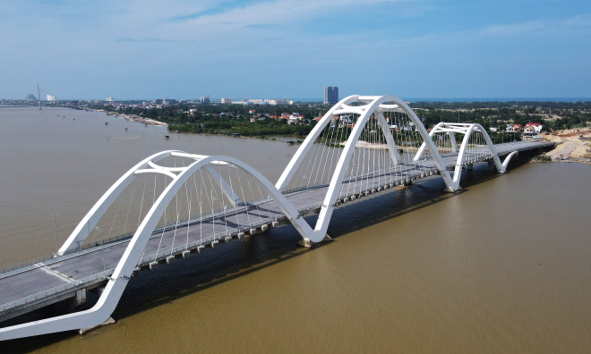 Quang Tri's tallest steel arch bridge nears completion