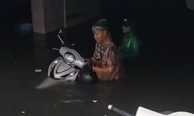 Flooding submerges apartment basements in Vinh City, residents scramble to save property