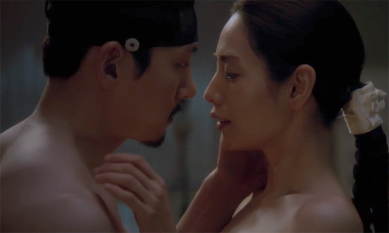 'World's most beautiful star' shocks with 19+ scene