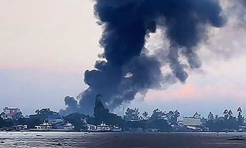 Warehouse fire sends smoke dozens of meters high