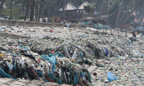 Mui Ne beach choked with over one kilometer of trash