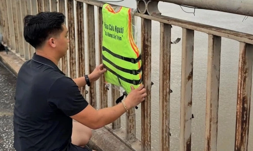 Young man hangs 200 life jackets along bridges in Hung Yen