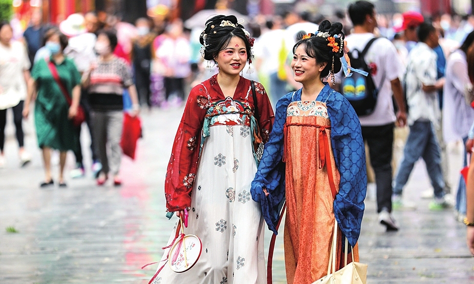 Chinese tourists buy 10 yuan clothes for travel, then discard them