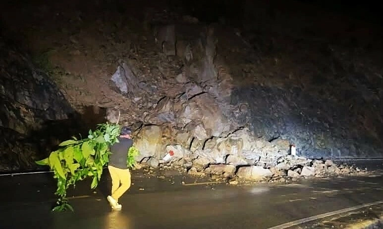 Landslide on Dai Ninh Pass along the Mui Ne - Da Lat route