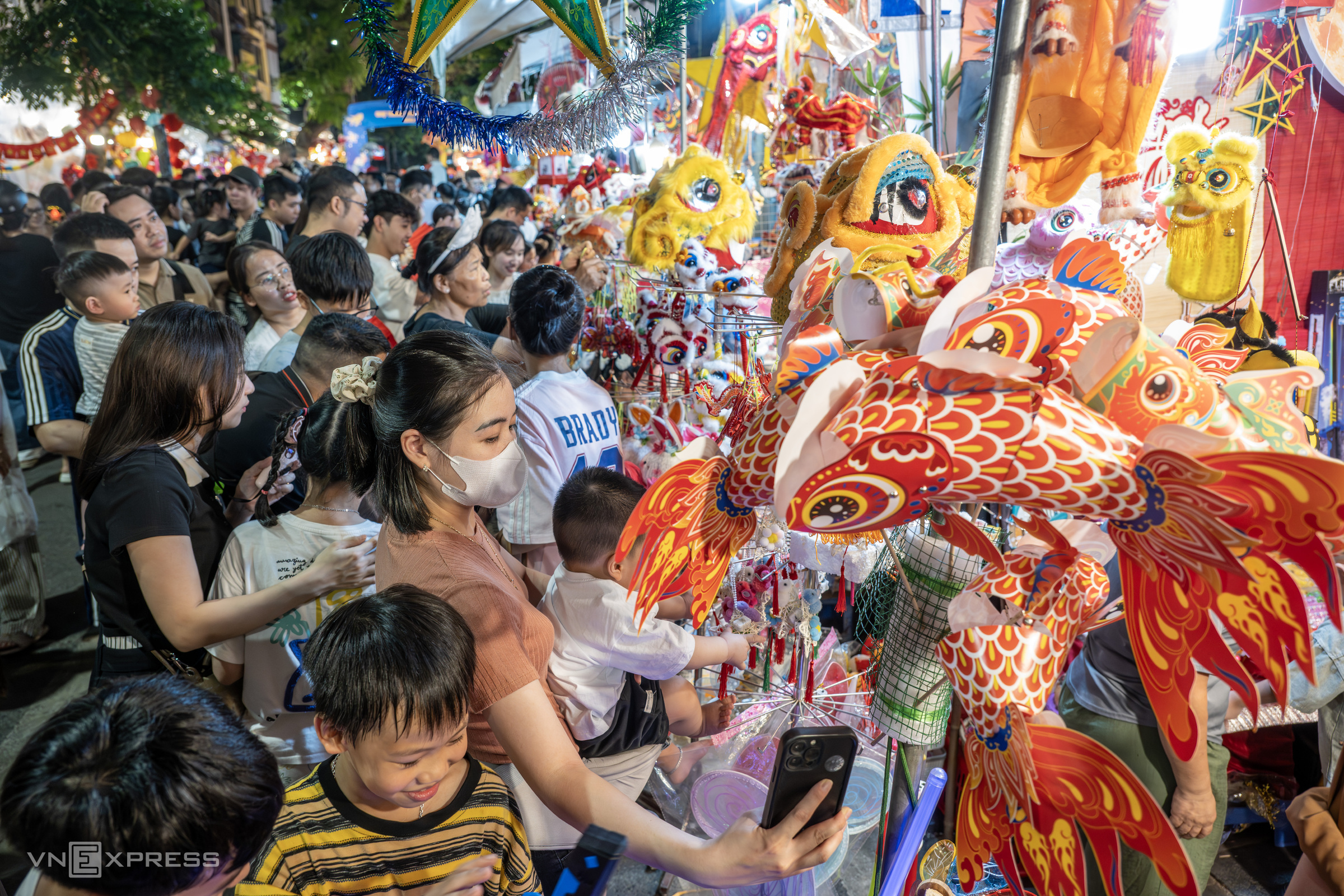 Hang Ma Street packed with people before Mid-Autumn Festival