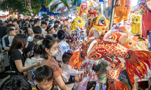 Hang Ma Street packed with people before Mid-Autumn Festival