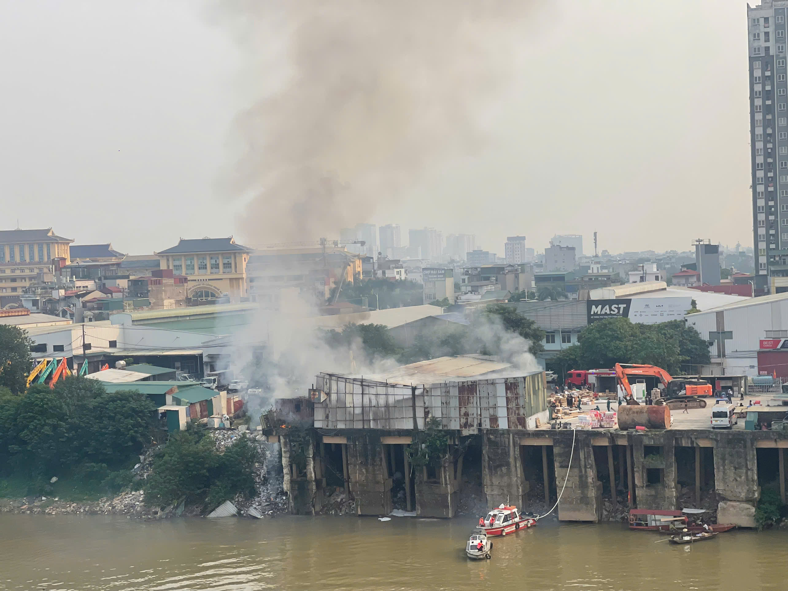 Consignment warehouse fire under Vinh Tuy Bridge
