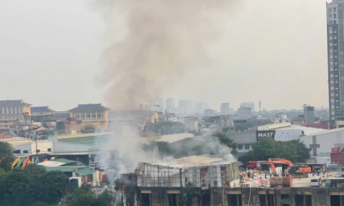 Consignment warehouse fire under Vinh Tuy Bridge