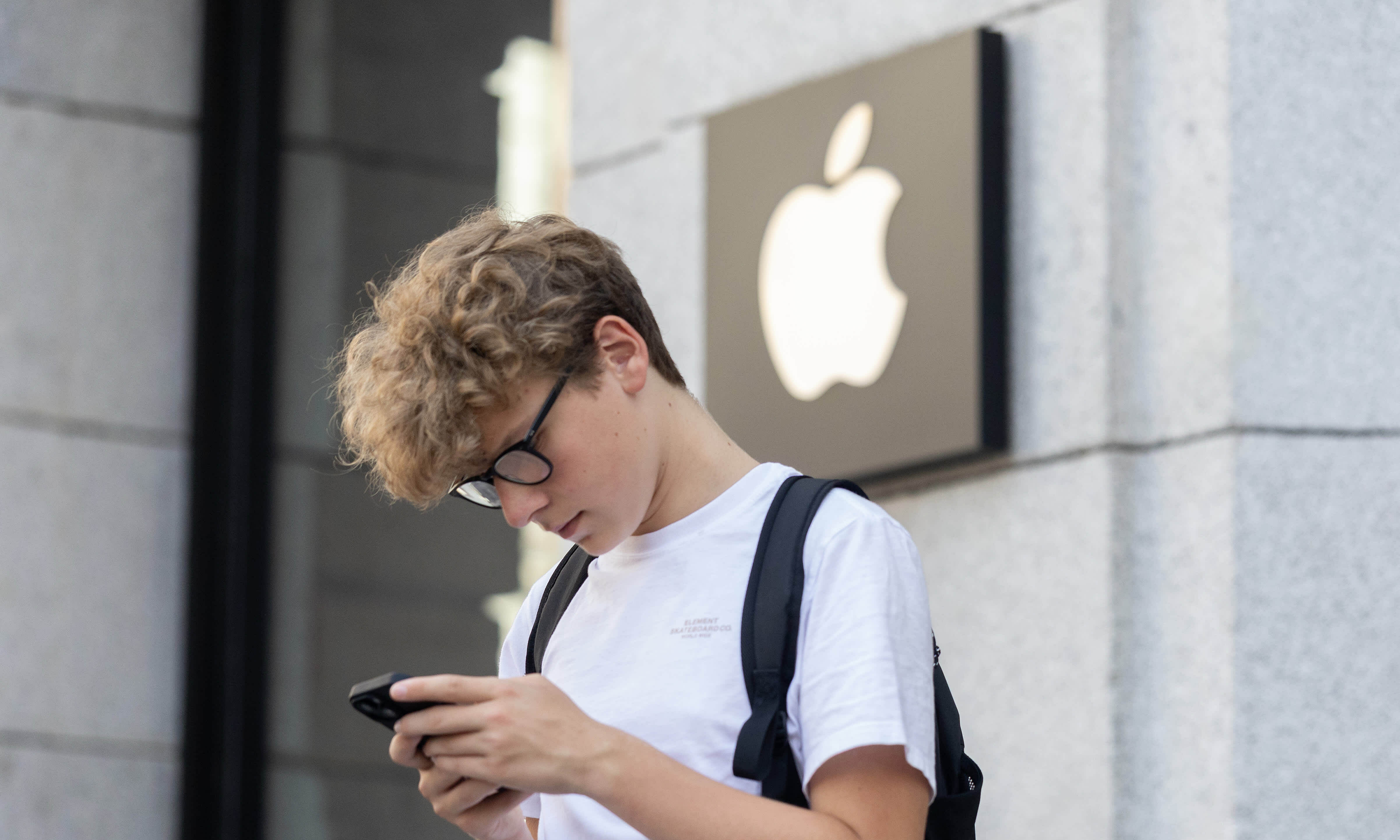 Google and Apple recruit crypto personnel