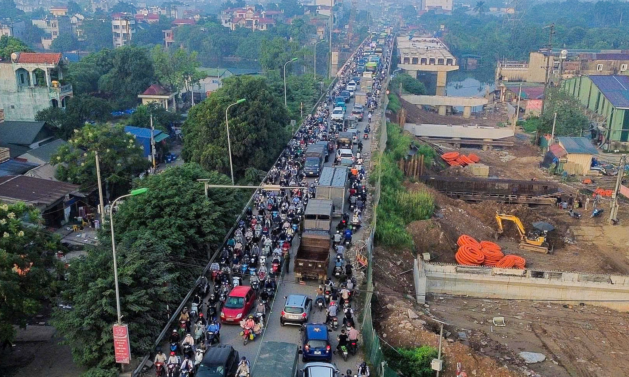 Residents spend hours crossing Mai Linh Bridge on national highway 6