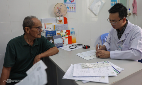 Ho Chi Minh City doctors rotating to health stations to receive up to 30 million VND per month