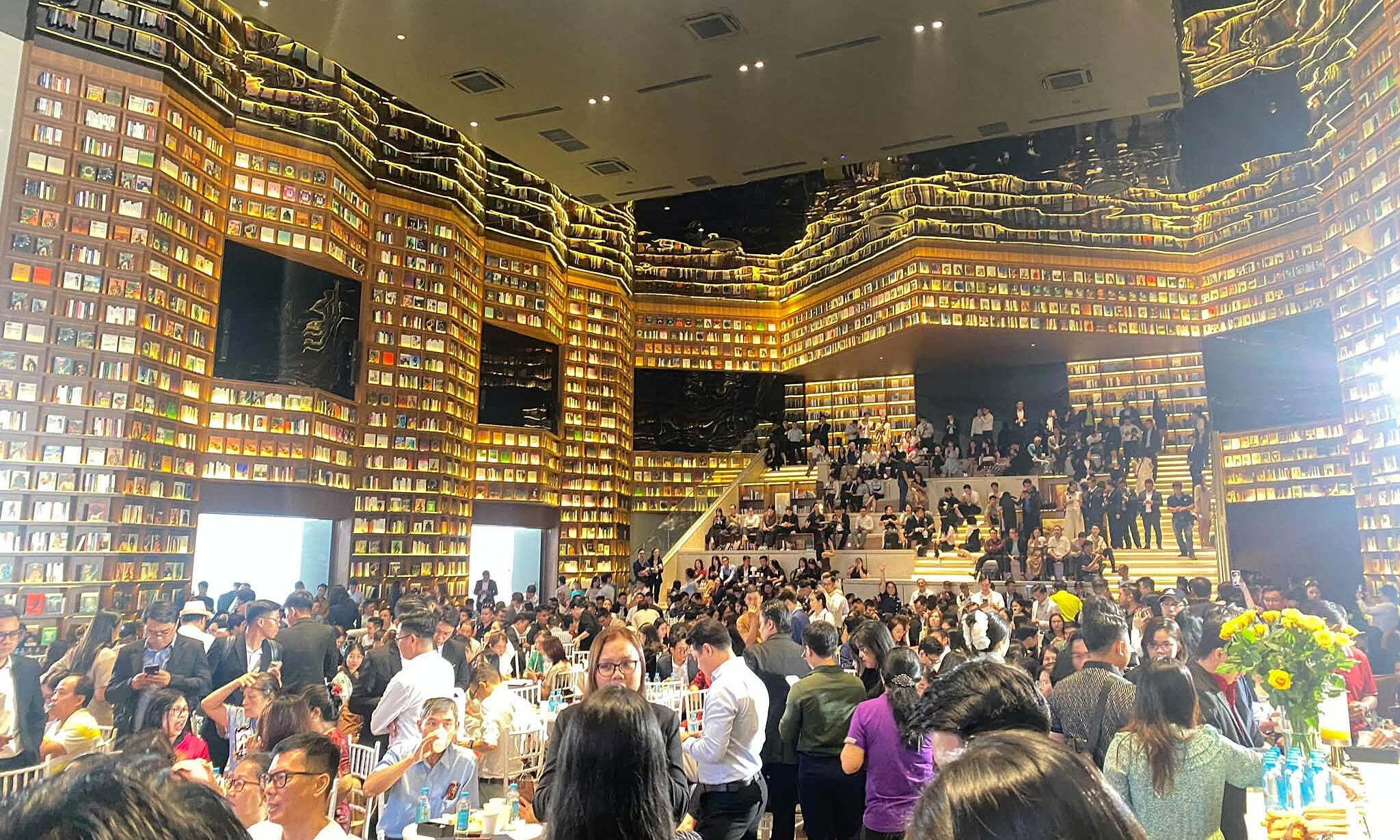 TP HCM real estate showroom widely shared as 'giant library'