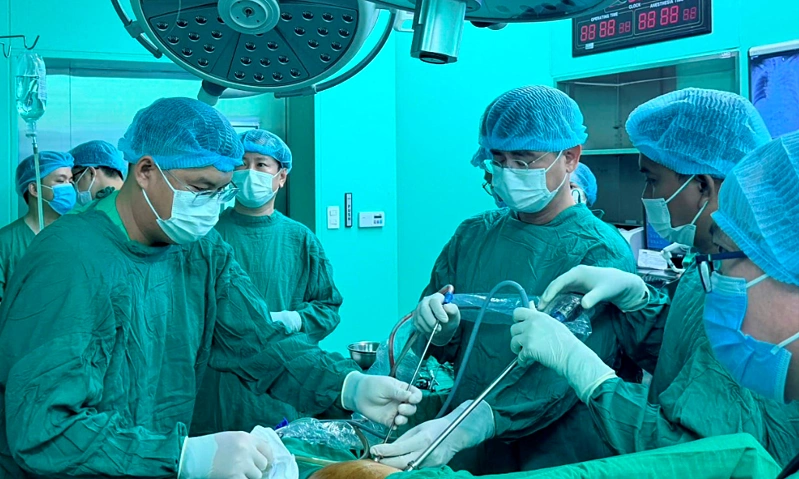 Binh Dan doctors travel to Ba Ria to save patient crushed by concrete