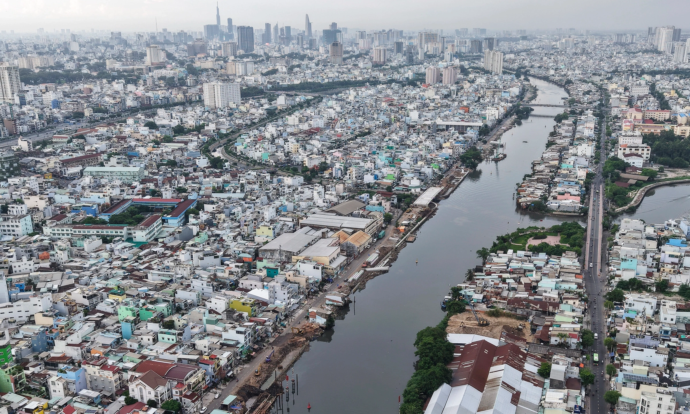 Ho Chi Minh City to clear over 5,800 canal-side houses along Doi Canal