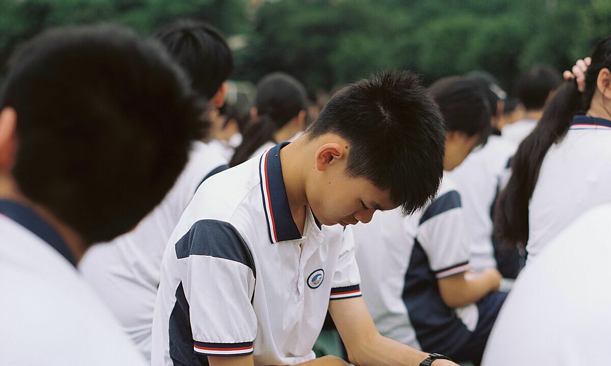 Spines 'aging prematurely' in millions of Chinese students