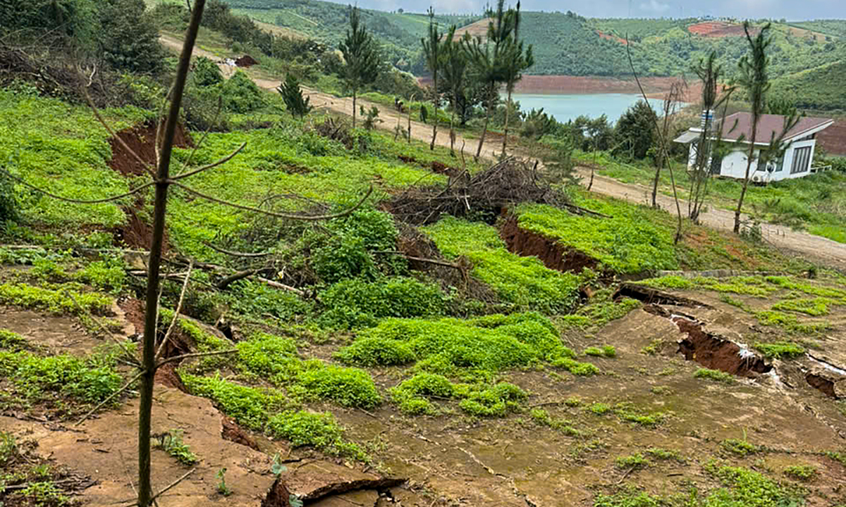Road by lake in Lam Dong suffers landslide, 200 m of cracks
