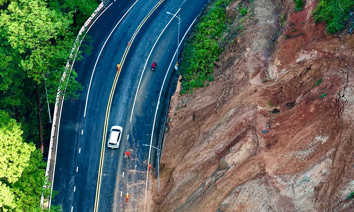 Lam Dong declares emergency situation for Prenn Pass due to landslide