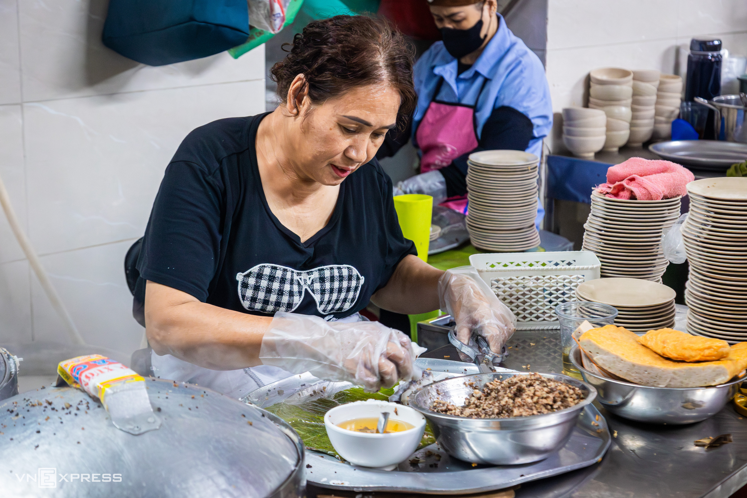 Banh cuon eatery in Hanoi packed even in the rain