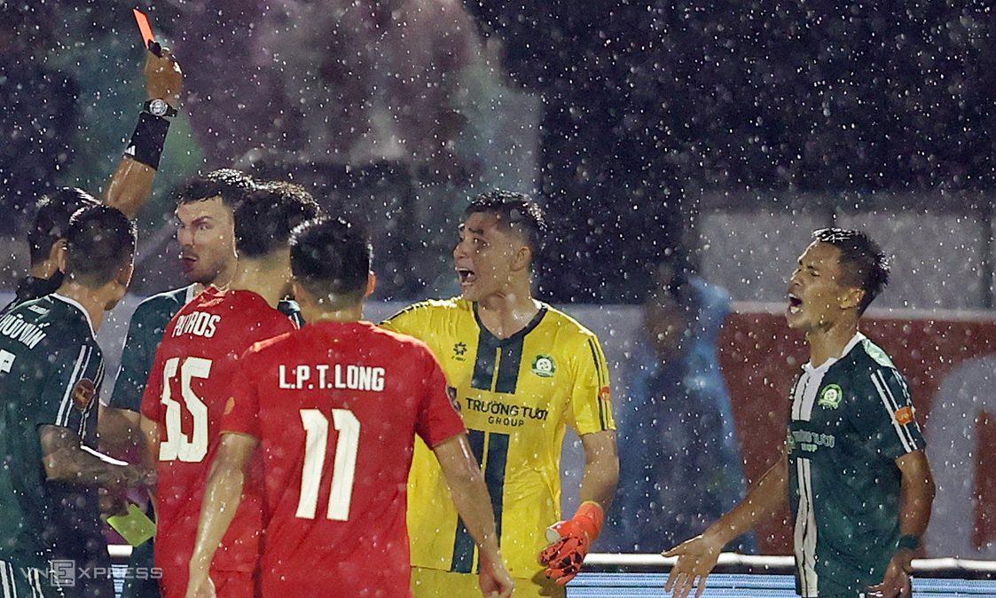 Dong Nai disciplines two players for fouling striker Dinh Bac