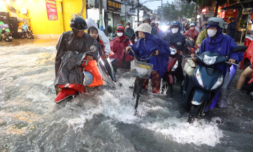 Ho Chi Minh City braces for heavy rain amidst high tide