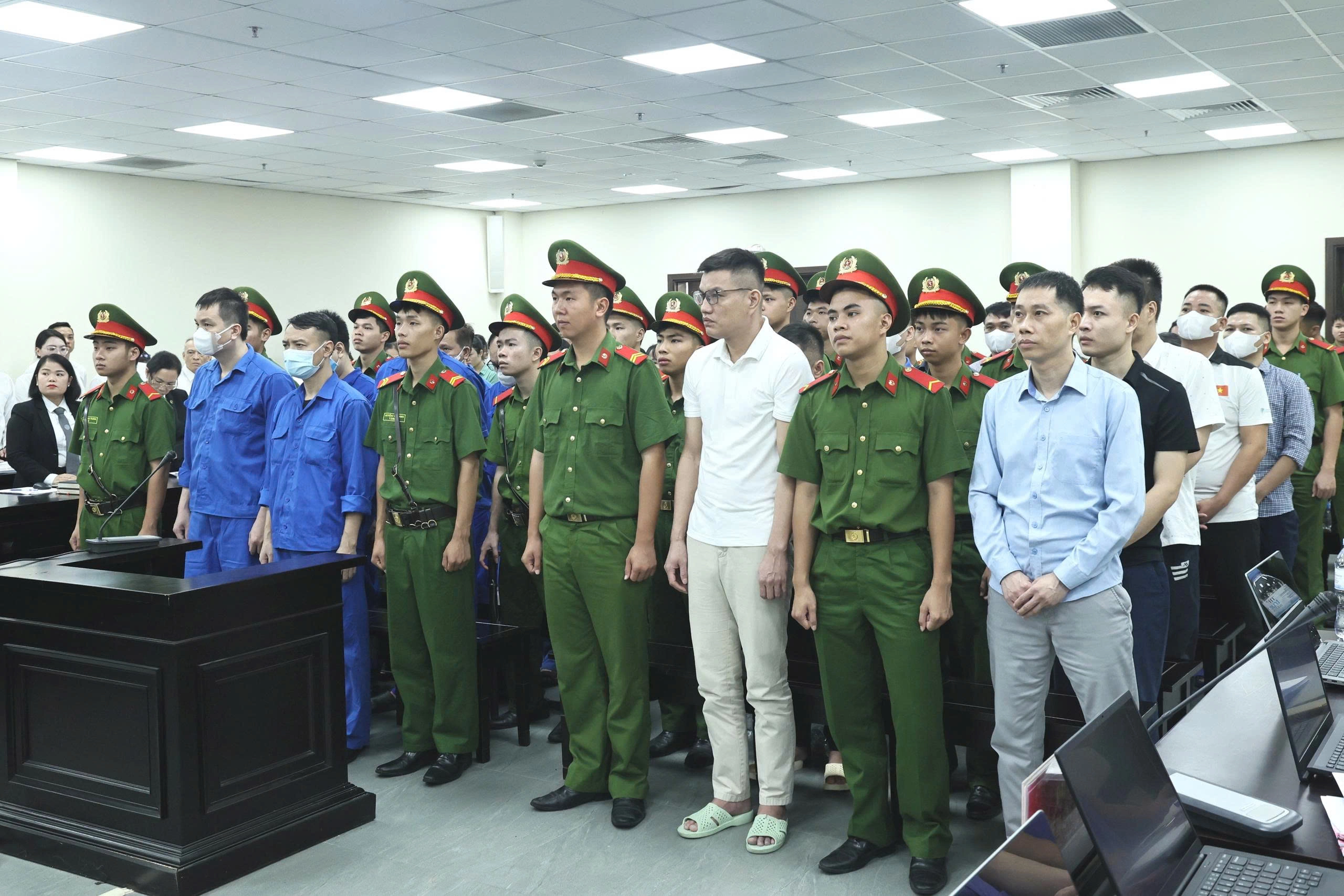 Former criminal police deputy defrauds two fake milk companies of 3.5 billion VND in "case-fixing" scheme