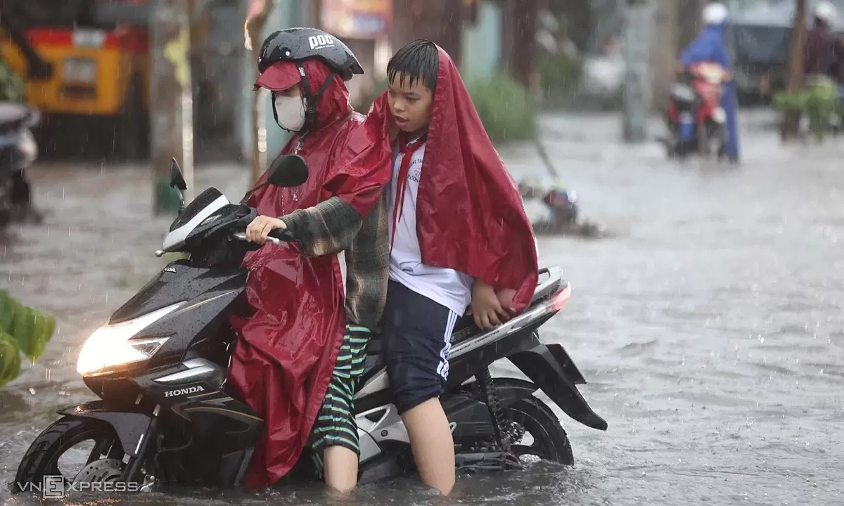 Principal allows students to wear sandals to school after torrential downpour