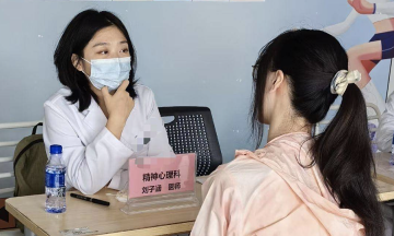 Female medical doctor quits job, becomes a shipper