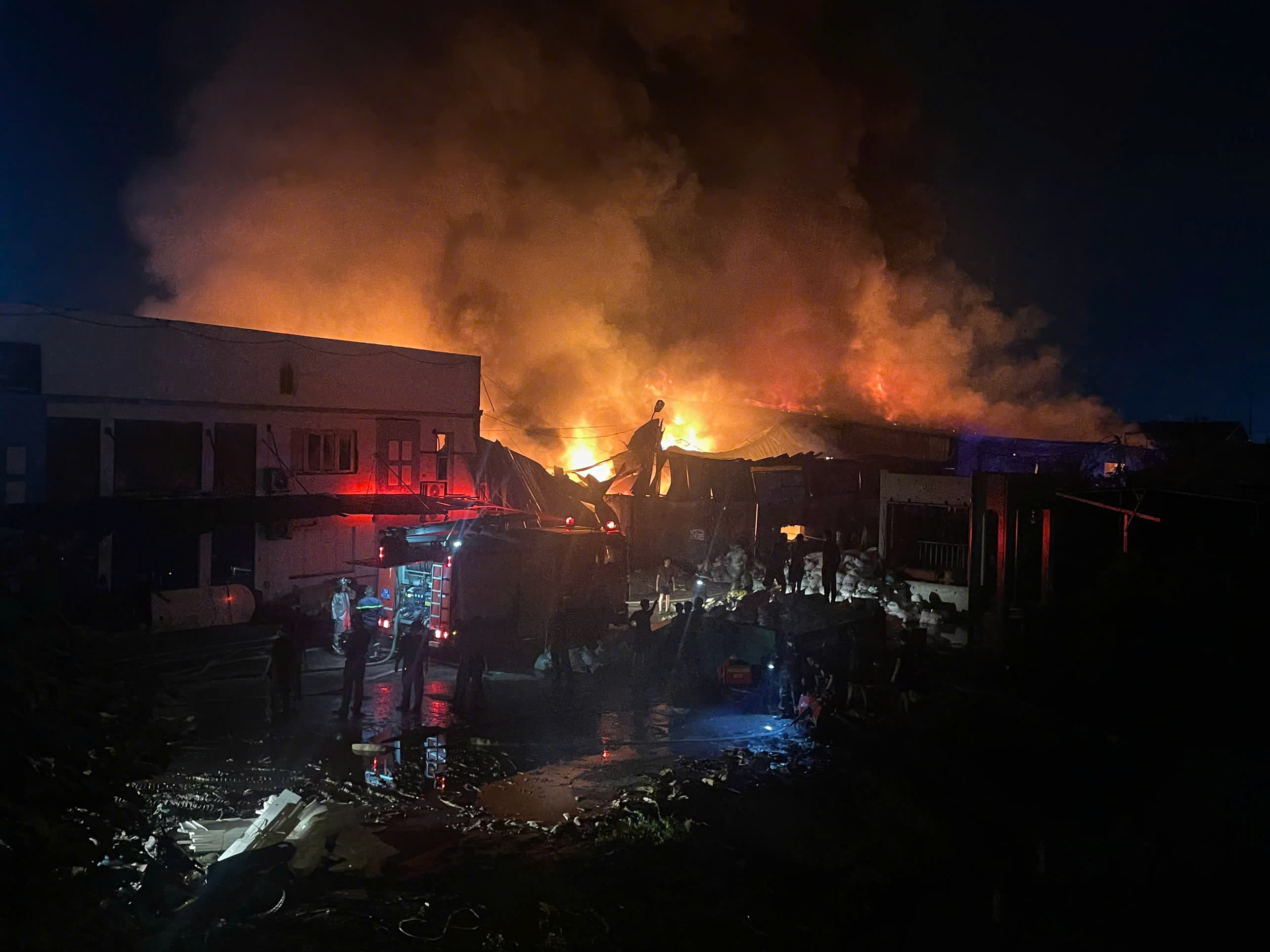Fire engulfs diaper factory in Hanoi