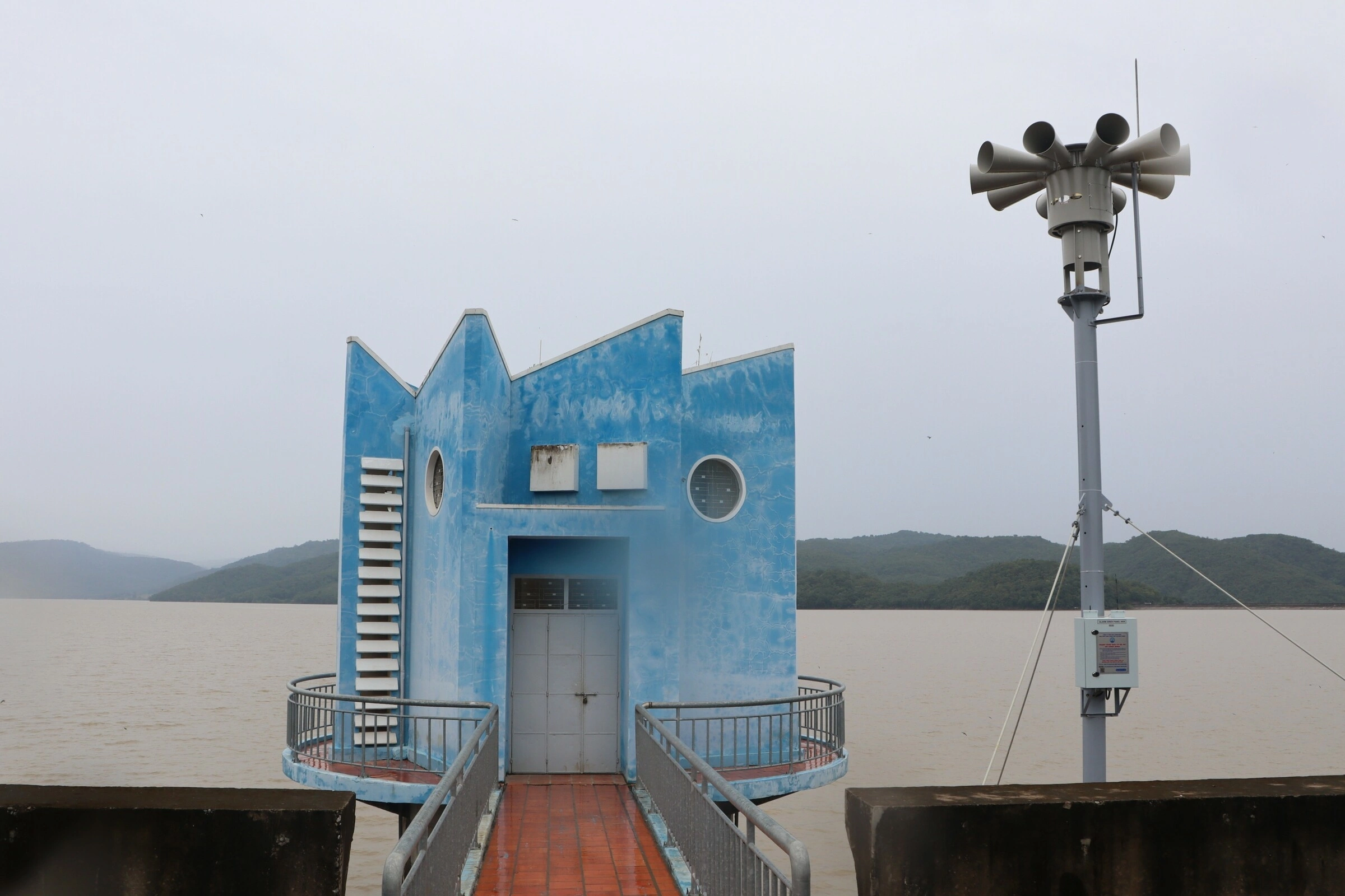 Lam Dong irrigation reservoirs discharge water in response to heavy rain