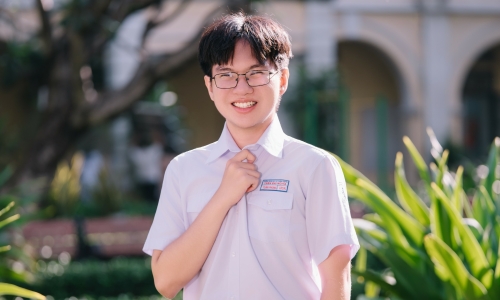 Male student achieves 'hat-trick' of national awards, 9.0 IELTS, chooses to study pedagogy