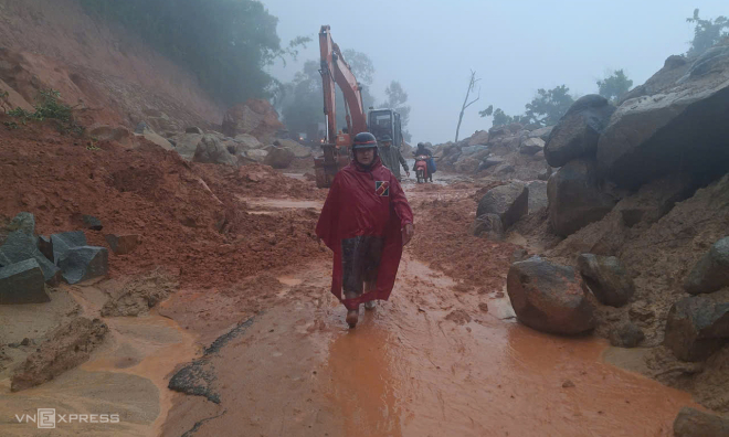 Gia Bac Pass suffers new landslide, National Highway 28 cut off