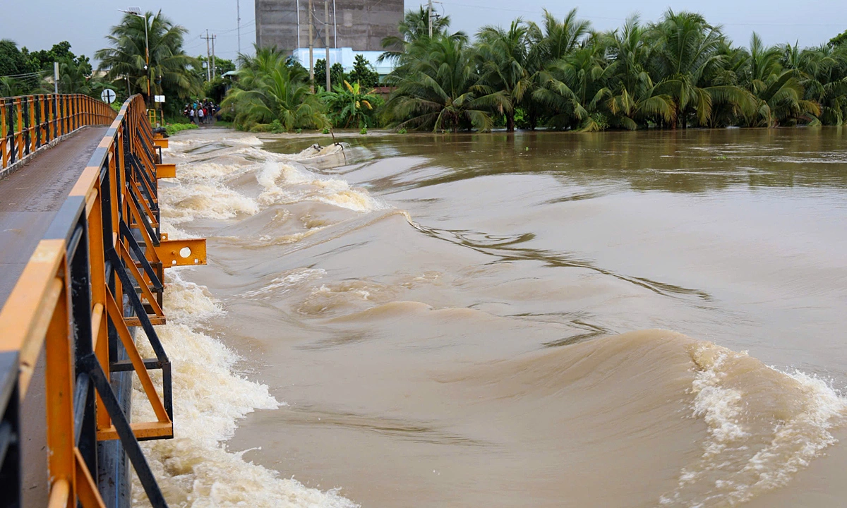Downstream Binh Thuan areas flood, residents evacuate
