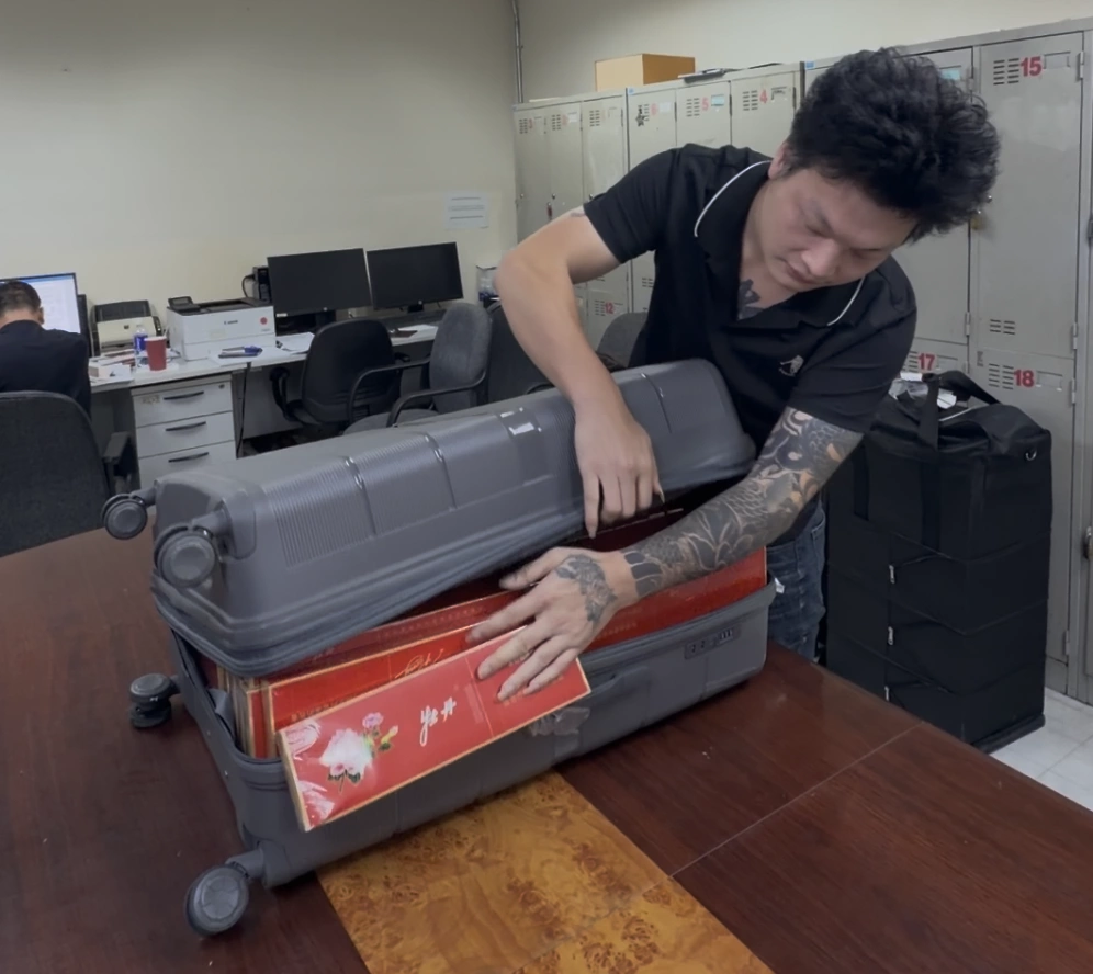 Four foreigners checked in luggage with smuggled cigarettes