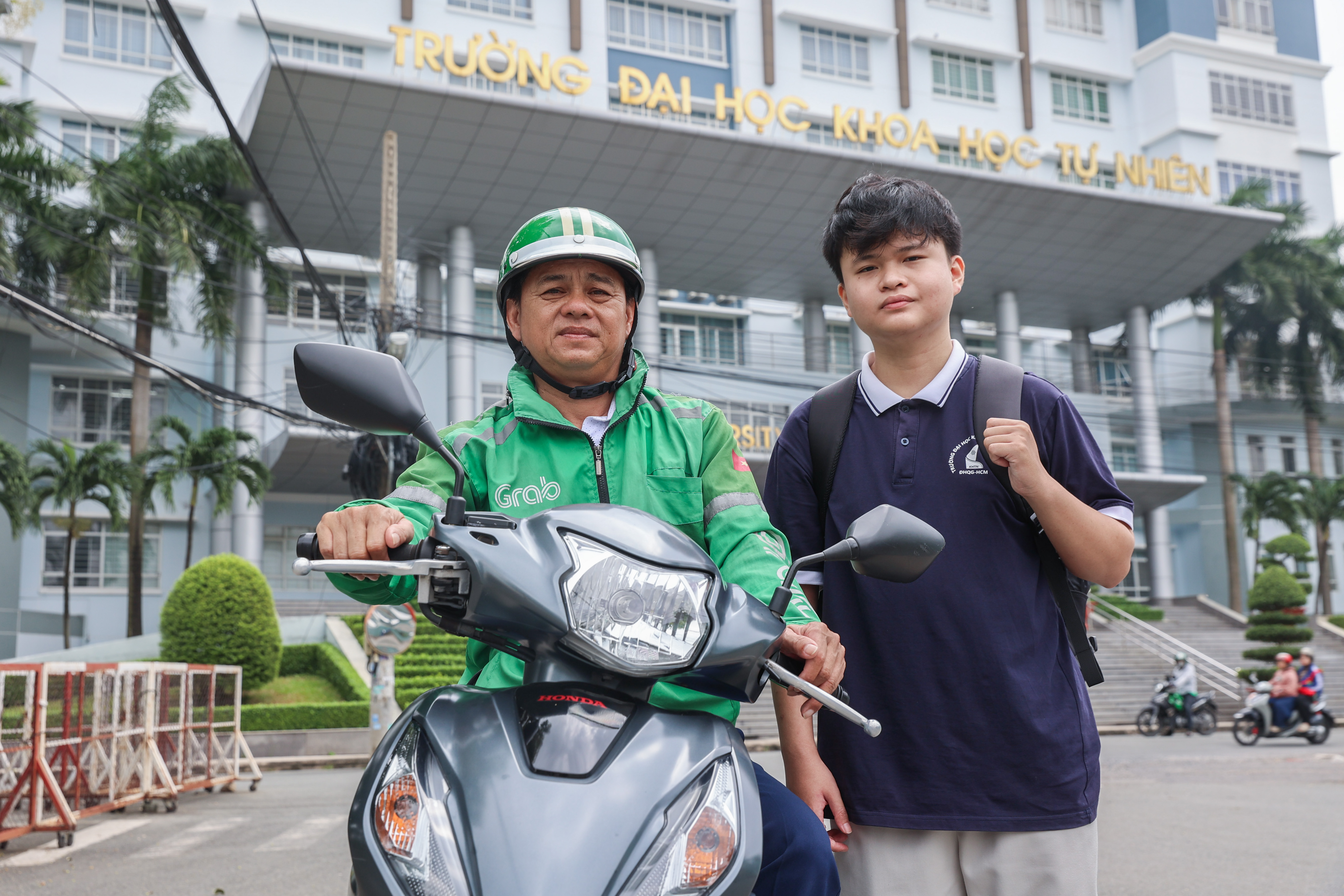 A Dong Thap student's dream to help his father retire