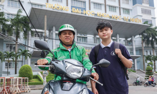 A Dong Thap student's dream to help his father retire