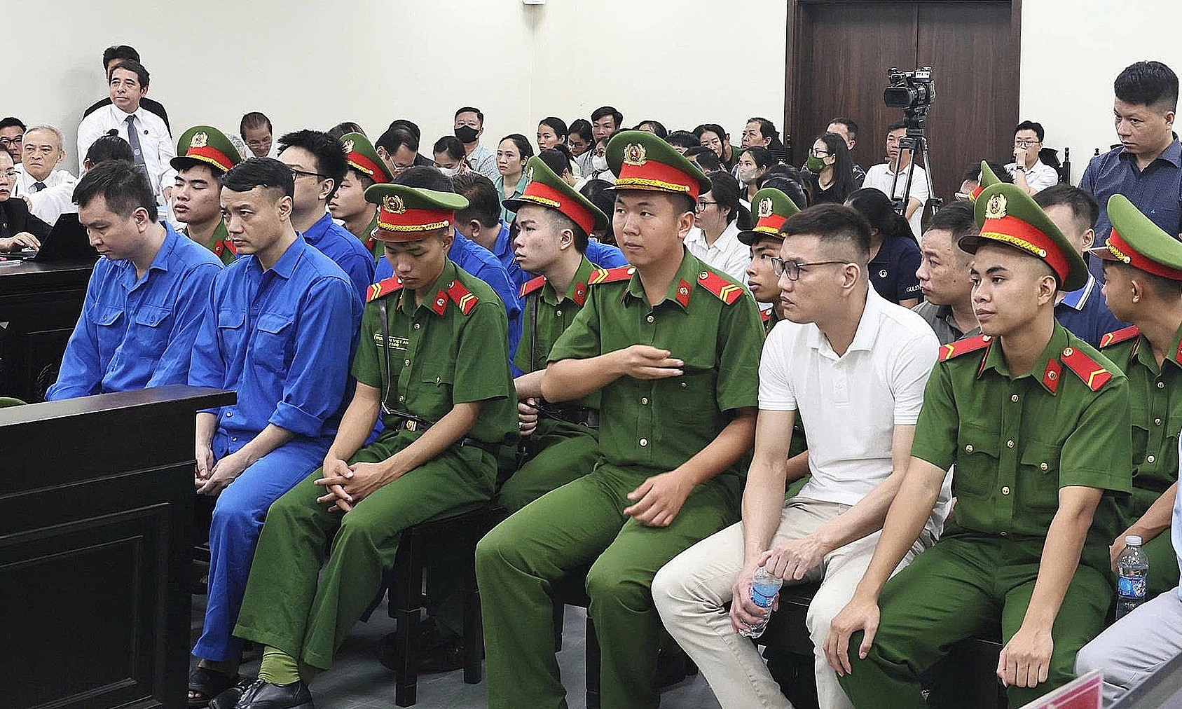 Court confronts former police officer over 'paper bag holding USD 140,000 or two cigar boxes' in alleged case-fixing