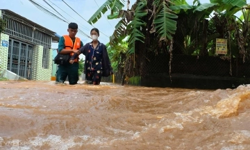 Two residential areas in Dong Nai submerged all day