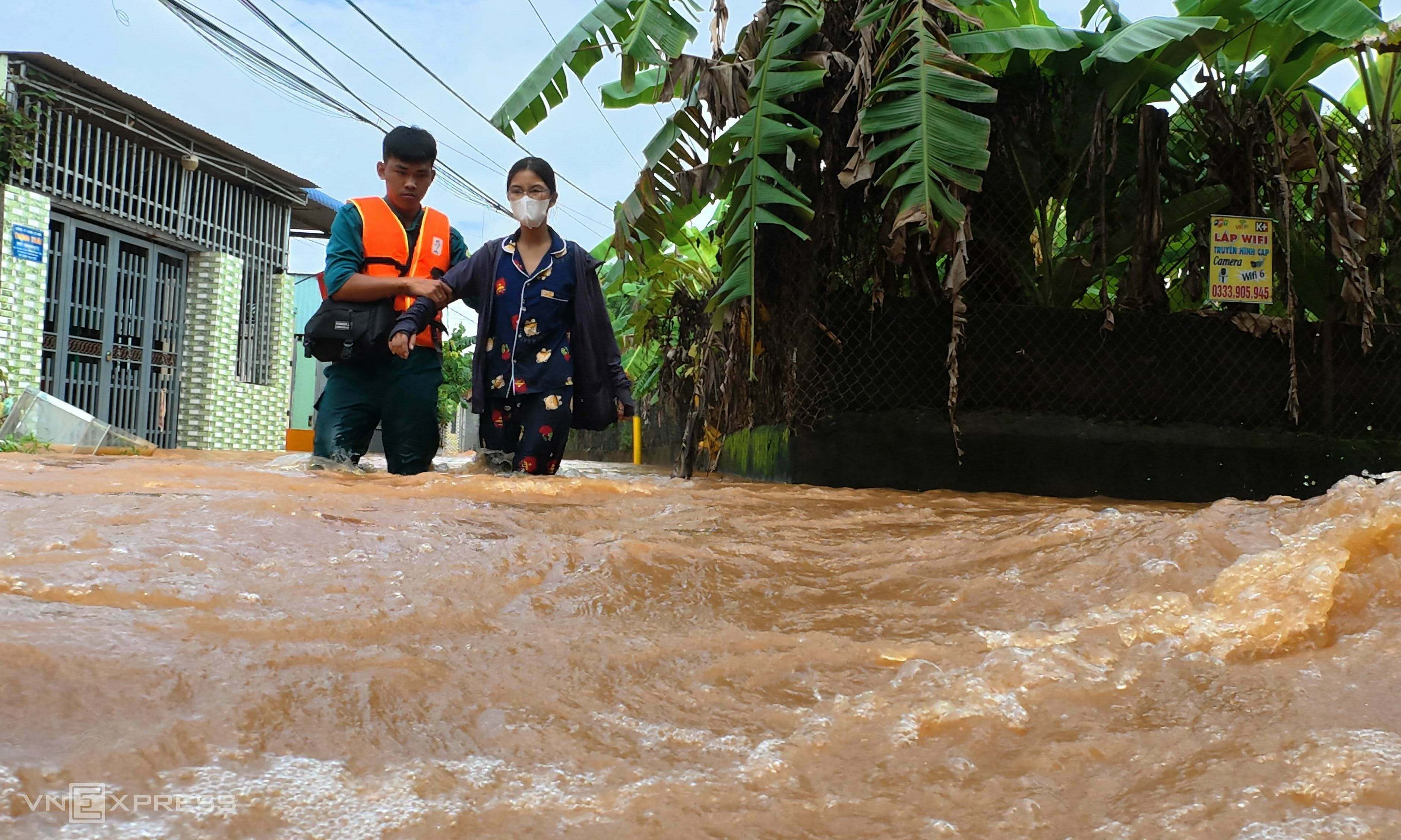 Two residential areas in Dong Nai submerged all day