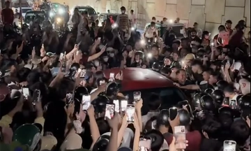 Suspected jealousy attack draws hundreds to car stopped in road