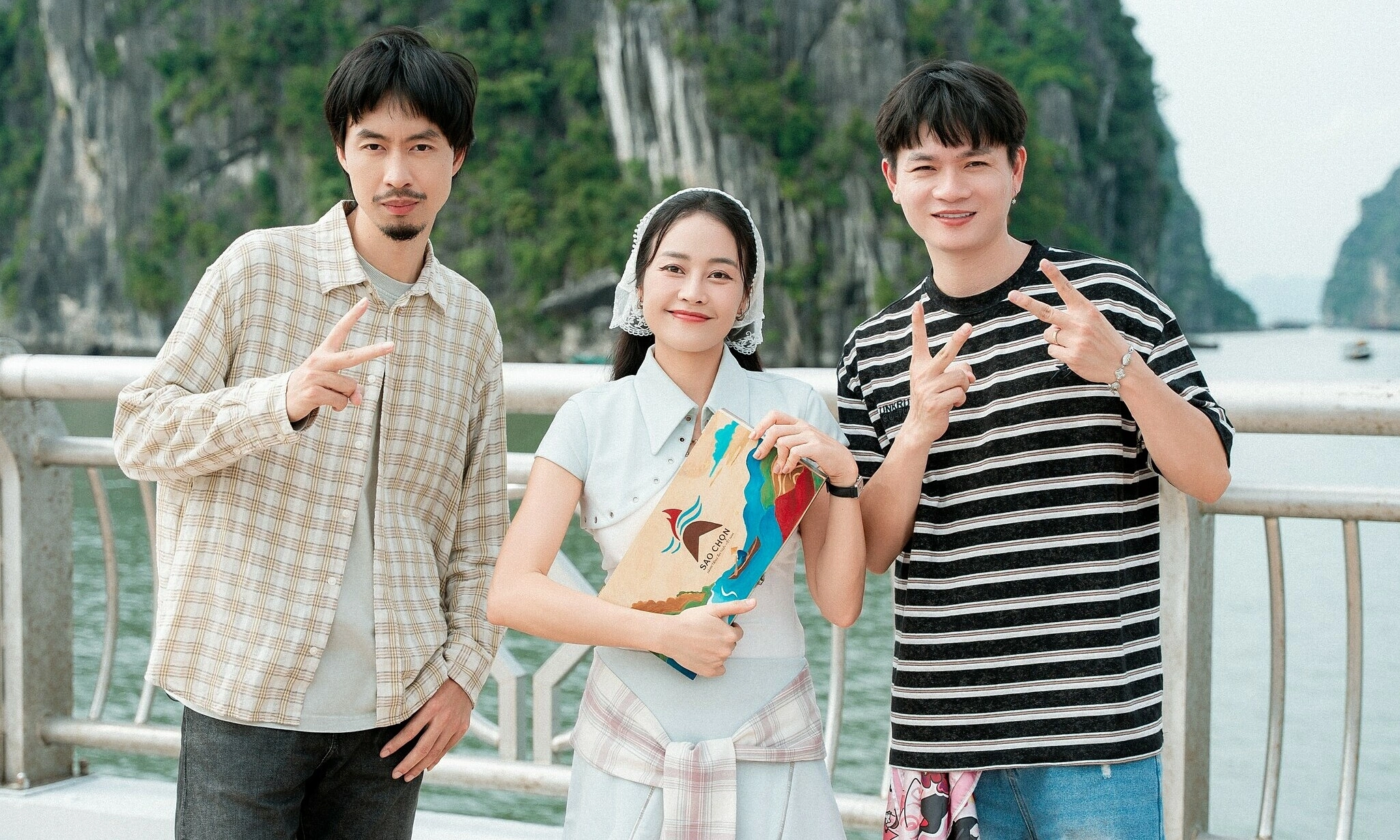 Rapper Den, Tuan Cry kick off 'Sao Chon' to explore Ha Long cuisine
