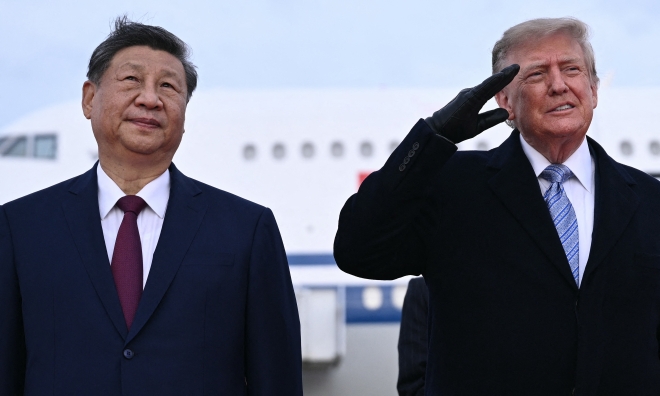 Trump draws attention wearing gloves to greet Xi