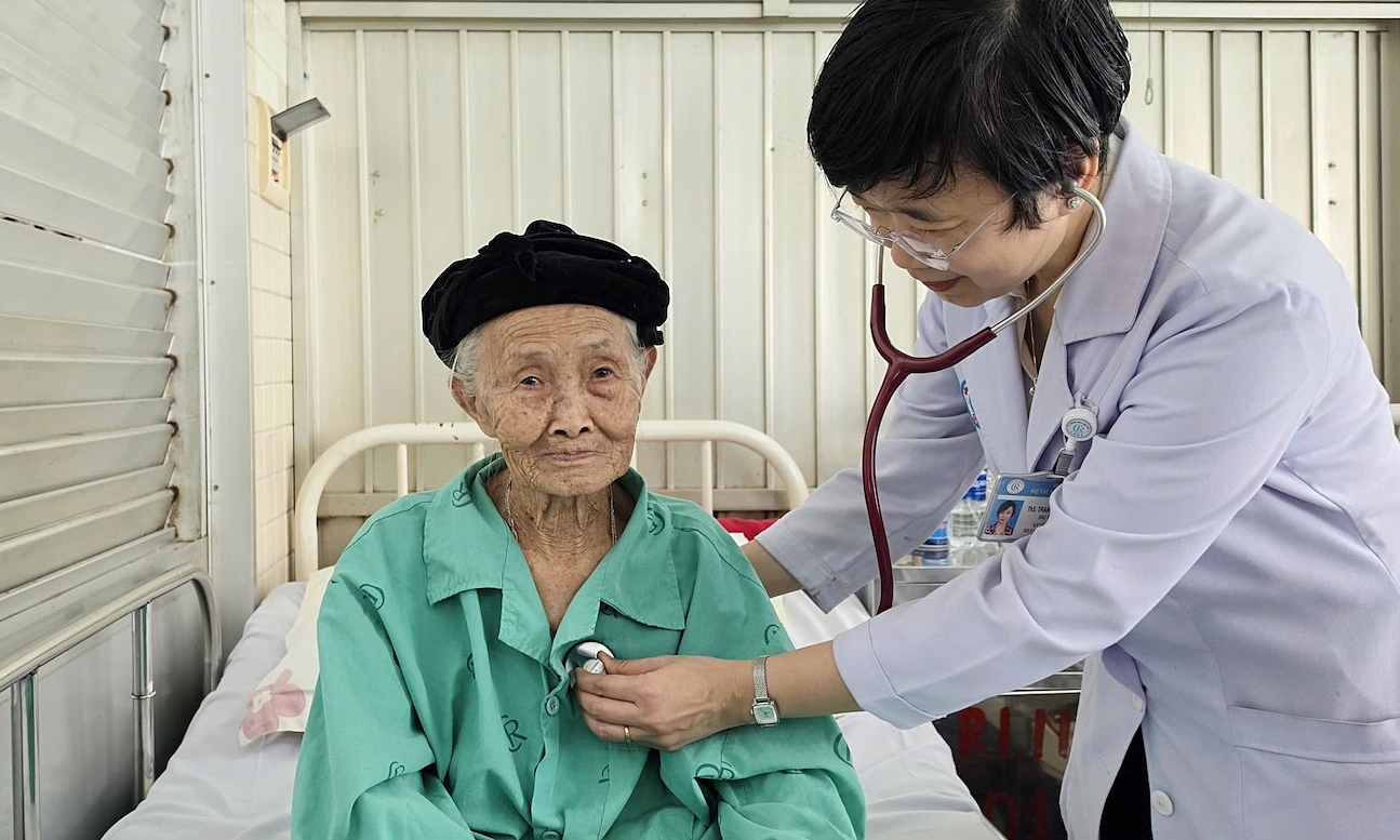 Cho Ray doctors correct 'fast and slow heart rhythm' for 104-year-old woman