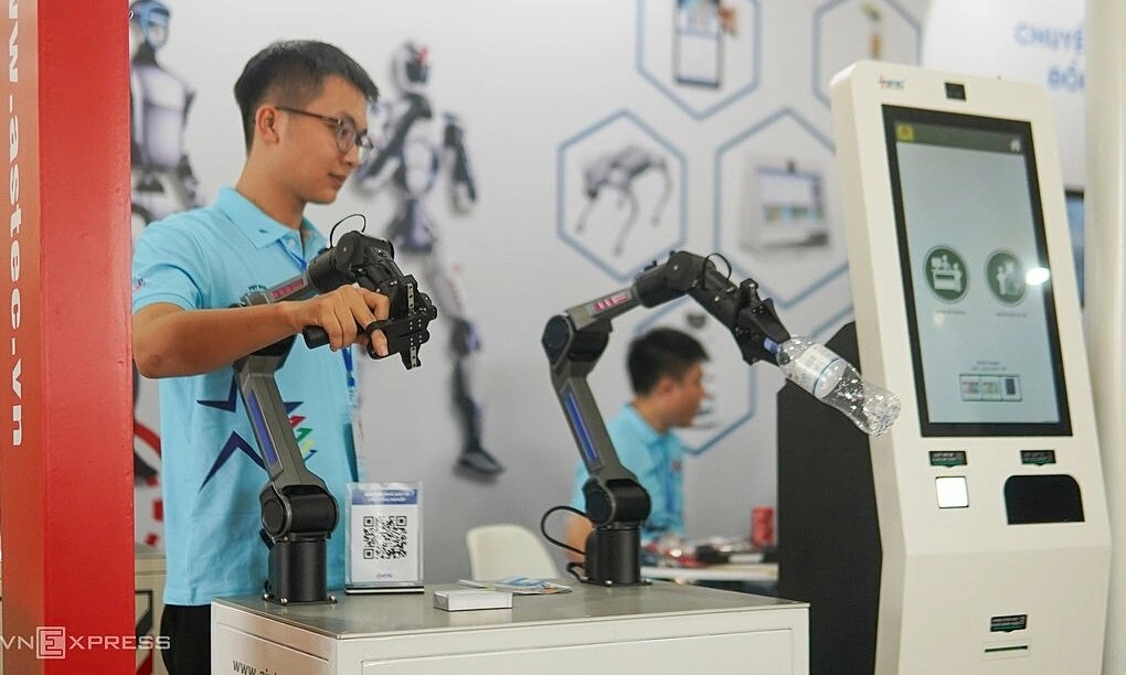 Hanoi commissions businesses to solve 30 major challenges